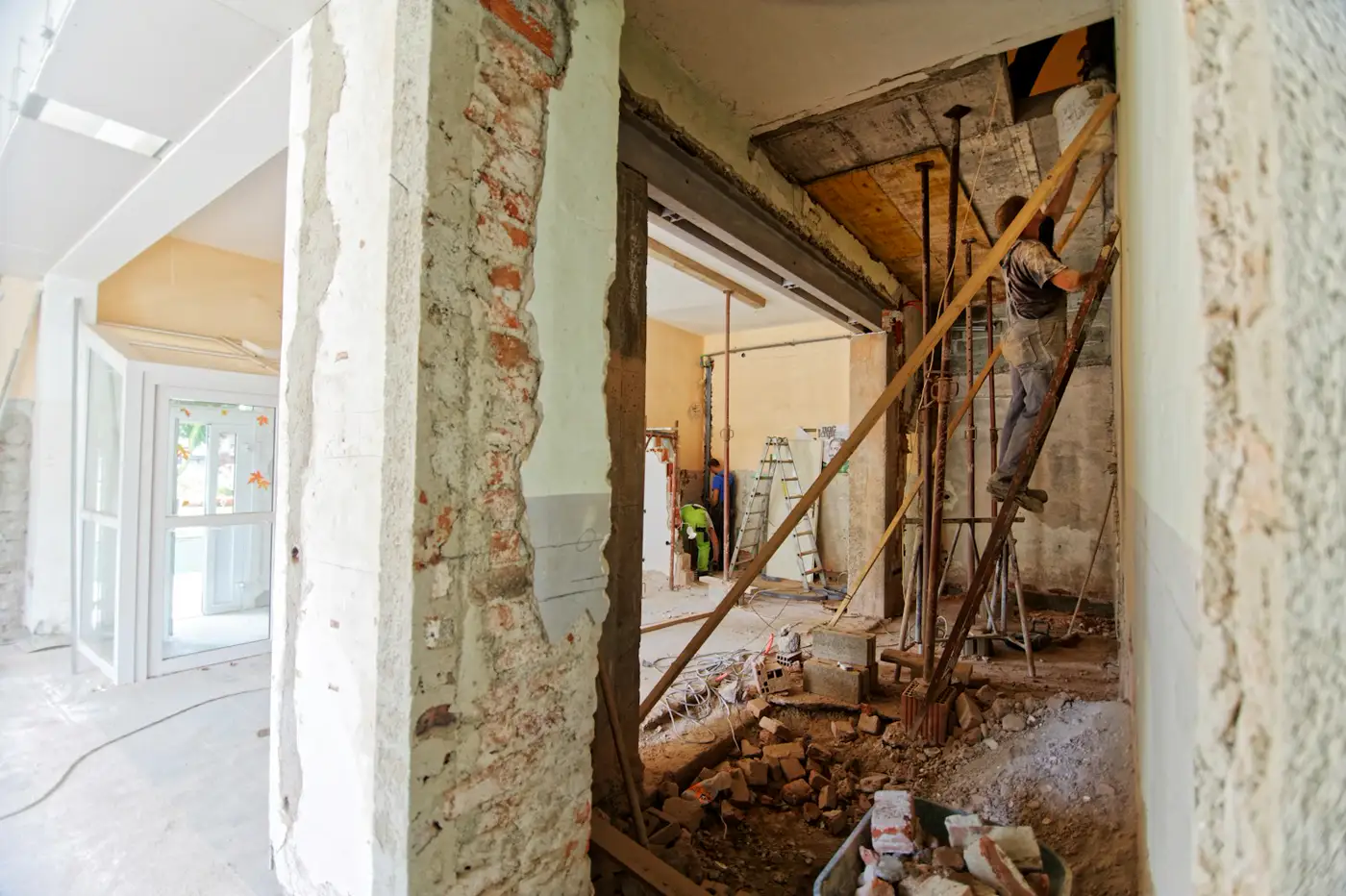Zakończenie: Remont w toku: wyburzona ściana, drabina i odsłonięte belki
